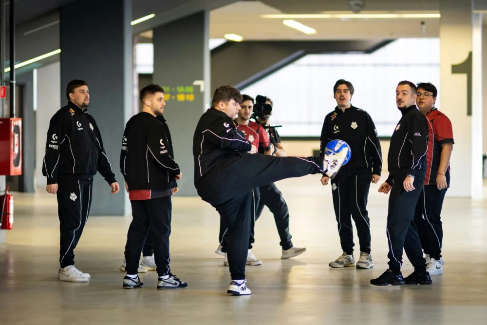 Логотипы команд Natus Vincere и G2 Esports на фоне арены киберспортивного турнира