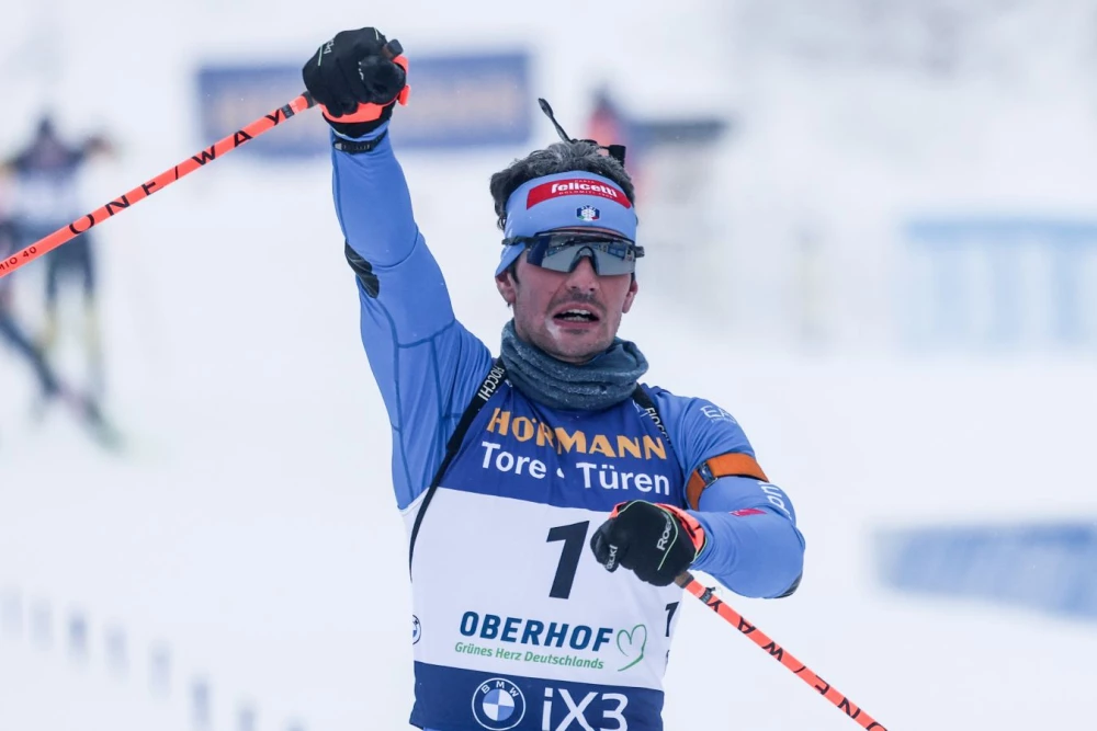 Томмазо Джакомель празднует победу на этапе Кубка мира по биатлону в Оберхофе