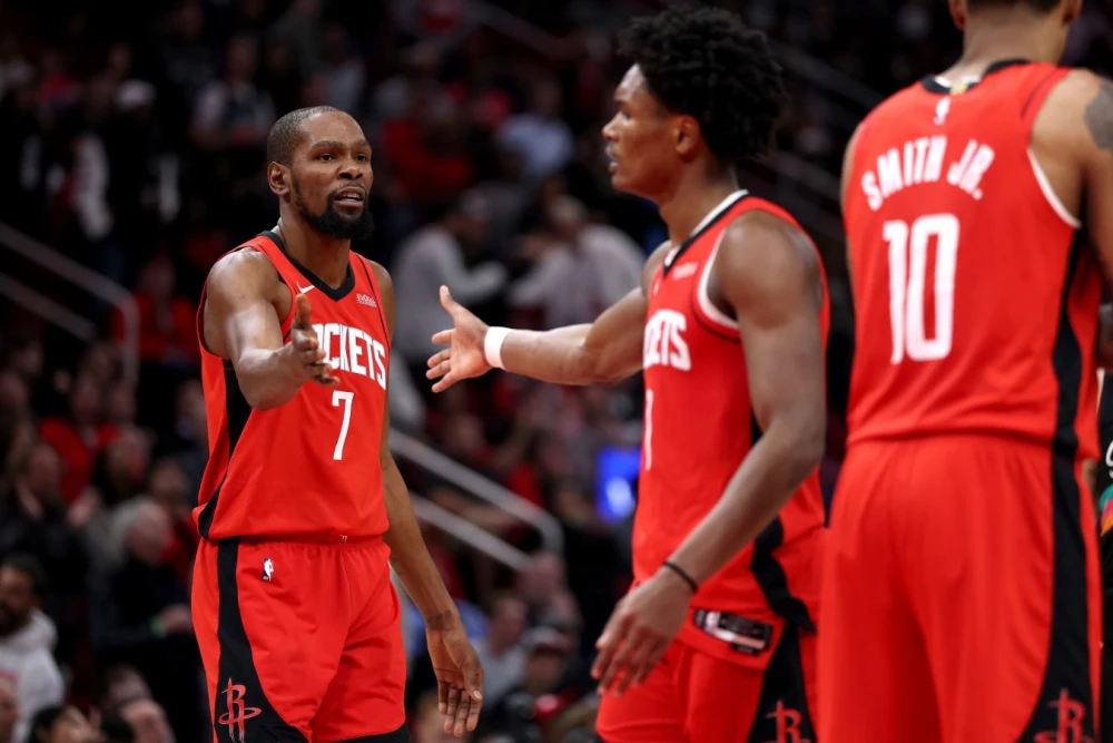 Баскетболисты «Хьюстон Рокетс» и Кевин Дюрант в игровом моменте, отражающем напряжение и борьбу на площадке