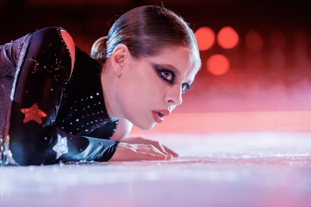 Фигуристка Ксения в исполнении Ангелины Пахомовой на льду, кадр из сериала «На льду»
