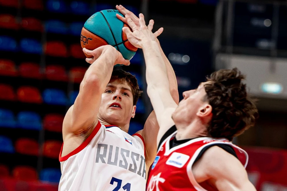 Баскетболисты сборной России и игроки МБА-МАИ в динамичном моменте товарищеского матча