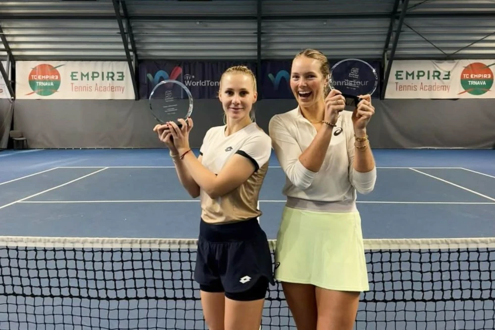Российские теннисистки Анастасия Тихонова и Дарья Зелинская празднуют победу на турнире ITF в парном разряде.