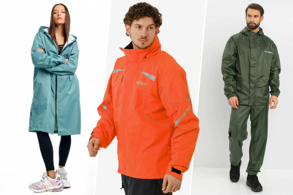 Мужчина в ярком дождевике идет по лесу во время дождя, наслаждаясь активным отдыхом. Функциональный дождевик для похода, рыбалки, города.