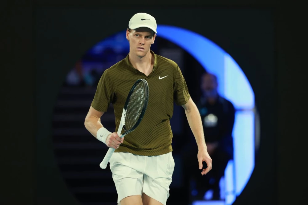 Янник Синнер празднует победу над Томашем Махачем на корте ATP-500 в Дохе