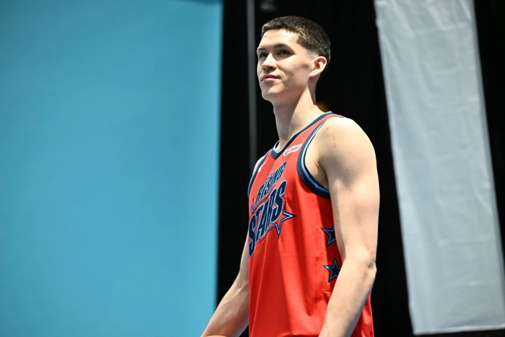 Баскетболист Егор Дёмин в динамике игры на Турнире восходящих звёзд НБА