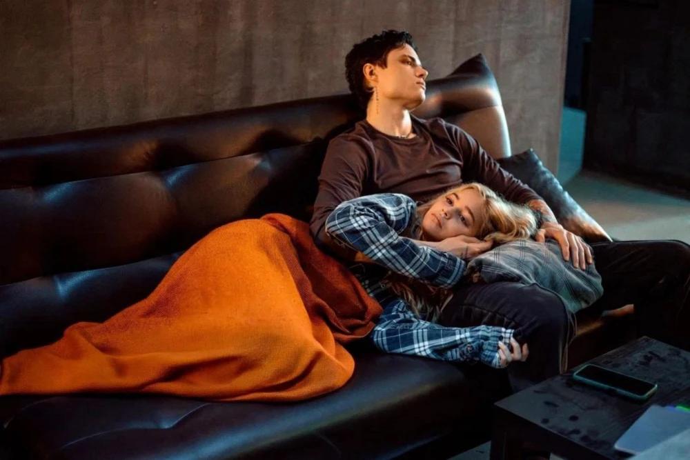 Промо-кадр из фильма «Твоё сердце будет разбито» с Вероникой Журавлевой и Даниэлем Вегасом, символизирующий их успех в прокате