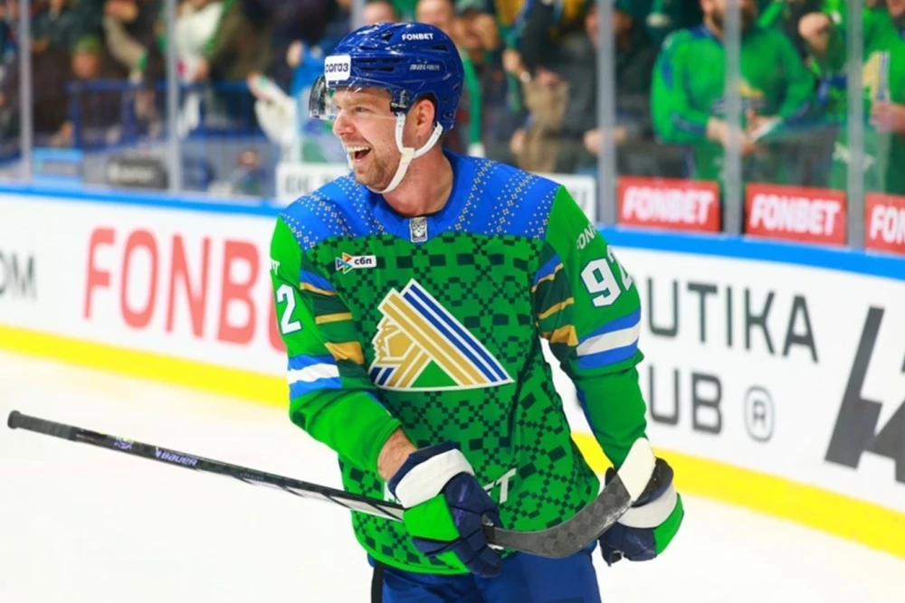 Хоккейный матч КХЛ между командами Салават Юлаев из Уфы и Металлург из Магнитогорска, 11 марта 2026 года. На переднем плане игроки в хоккейной форме.