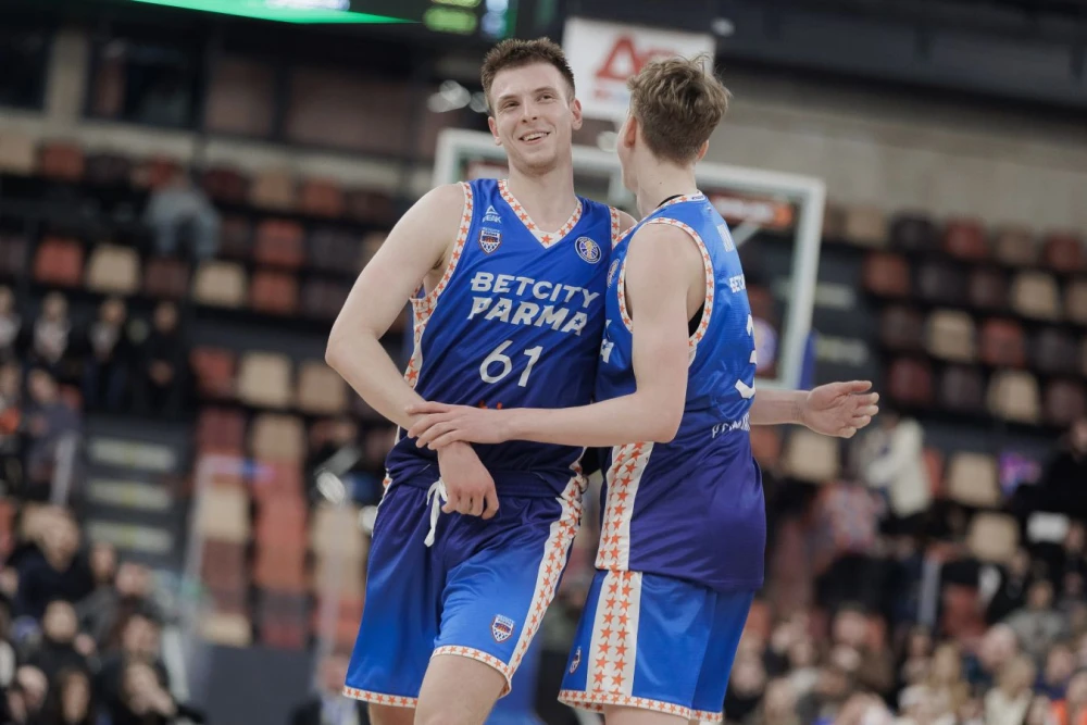 Глеб Фирсов играет в баскетбол за баскетбольный клуб «Парма»