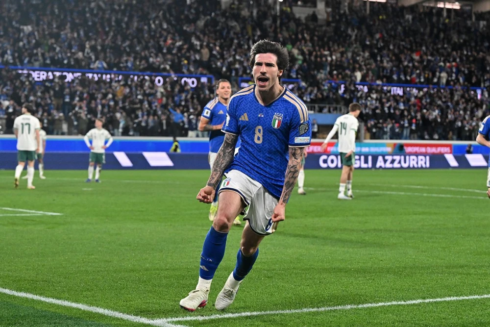 Футбольные команды Италия, Босния и Герцеговина, Швеция, Польша, Чехия, Дания на фоне стадиона, символизирующего финал стыковых матчей ЧМ-2026.