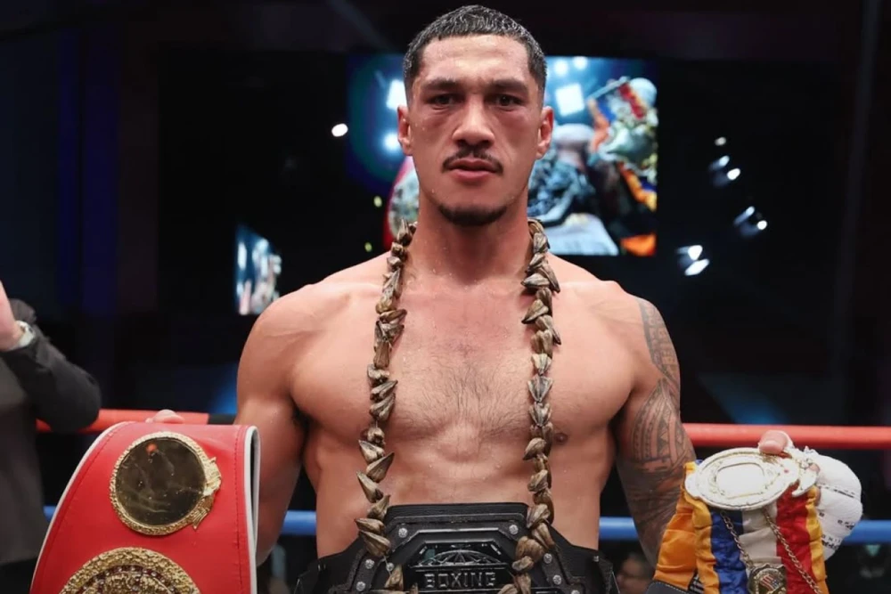 Джей Опетайя с чемпионским поясом Zuffa Boxing после победы над Брэндоном Глэнтоном на арене UFC Apex