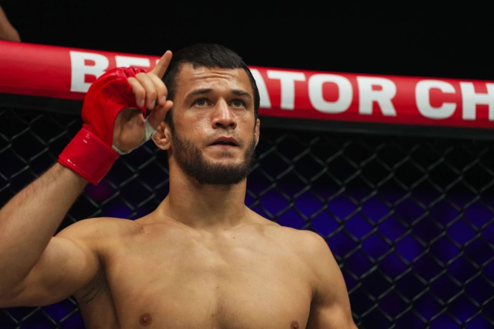 Ислам Махачев и Усман Нурмагомедов после тренировки, обсуждающие перспективы в мире ММА