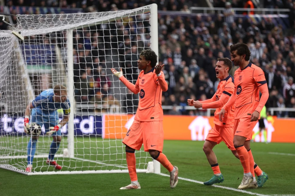 Игроки «Ньюкасла» с выражением разочарования после упущенной победы над «Барселоной» в матче Лиги чемпионов