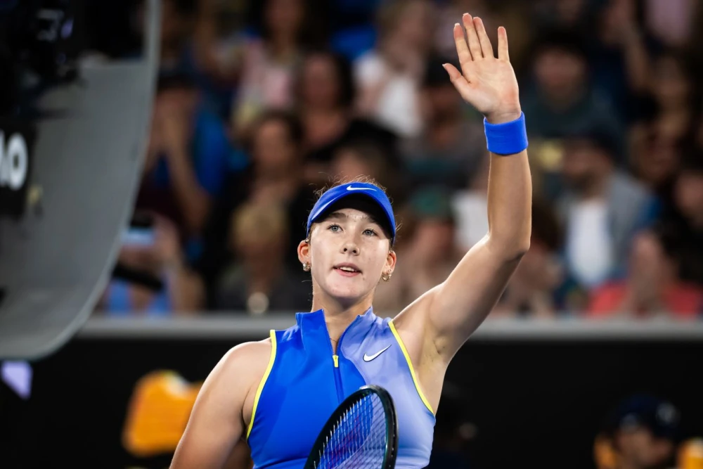 Мирра Андреева на теннисном корте после победы в Индиан-Уэллсе