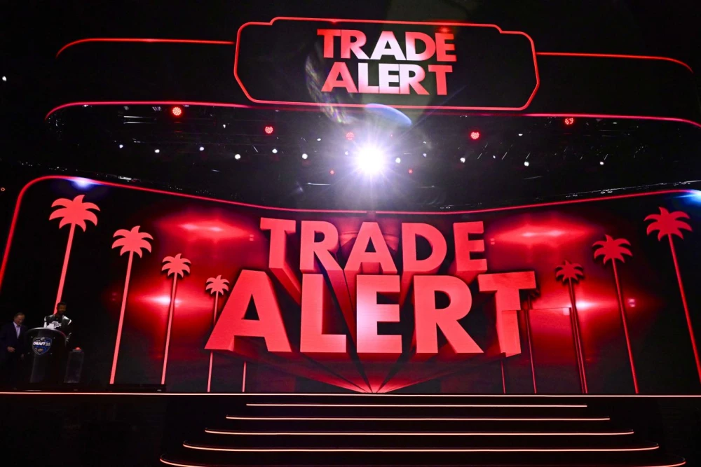 Хоккеисты на льду во время матча НХЛ, символизирующие сложность трансферных сделок и изменений в лиге.