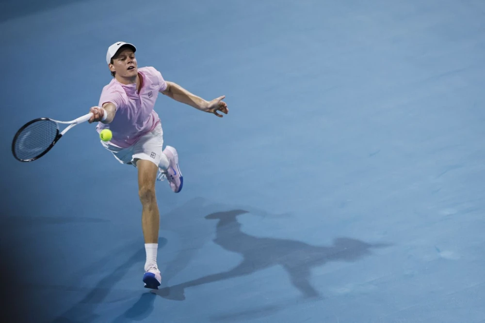 Янник Синнер с трофеем Miami Open, демонстрирующий свою радость после победы