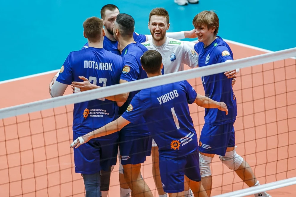 Волейболисты мужской Суперлиги в динамичном игровом моменте на площадке