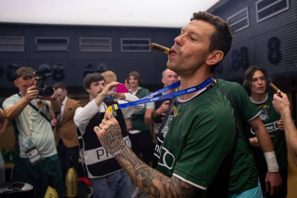 Фёдор Смолов, известный российский футболист, рассказывает о перипетиях после инцидента в кафе.