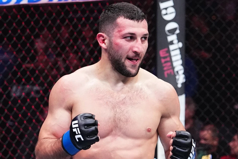 Российский боец Азамат Бекоев после поединка в октагоне UFC, демонстрирующий решимость и стойкость