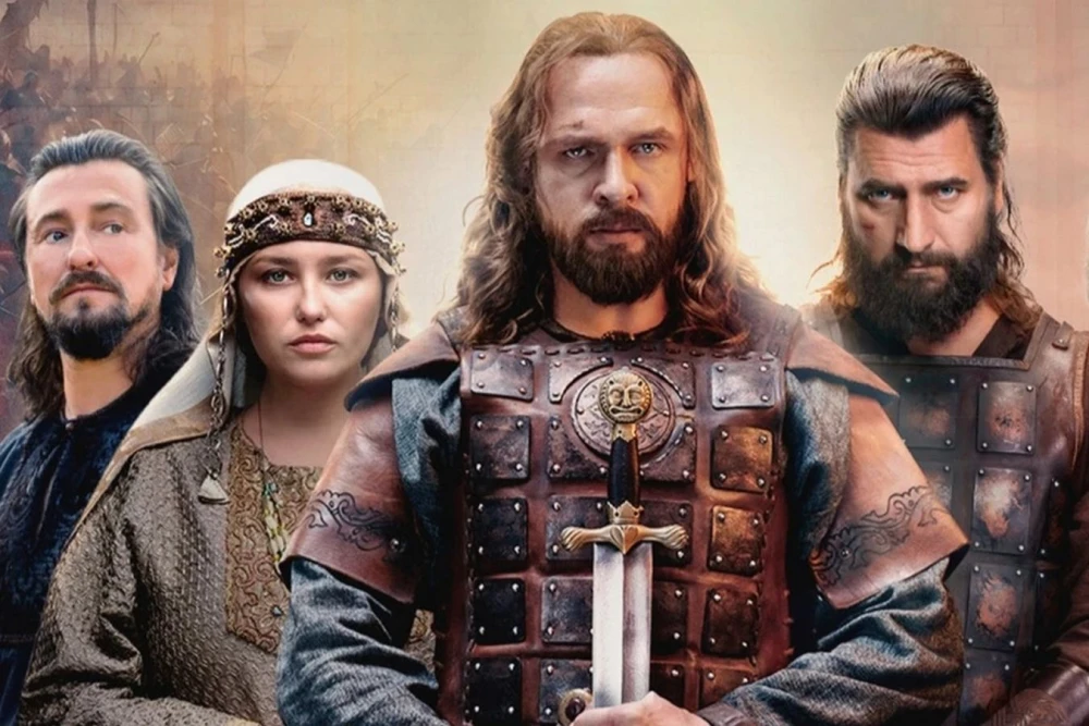 Кадр из сериала «Князь Андрей» с Александром Голубевым в роли князя Андрея Боголюбского на фоне древнерусских декораций.