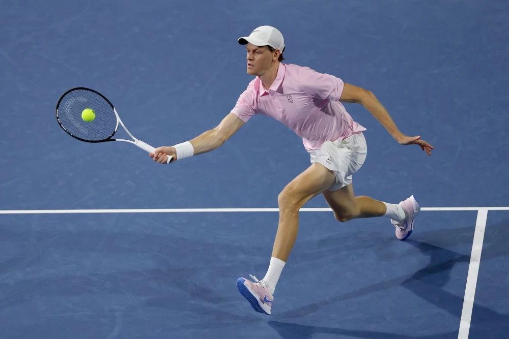 Янник Синнер празднует победу на Мастерсе в Майами, держа в руках чемпионский трофей, сфокусированный на будущих теннисных вызовах.