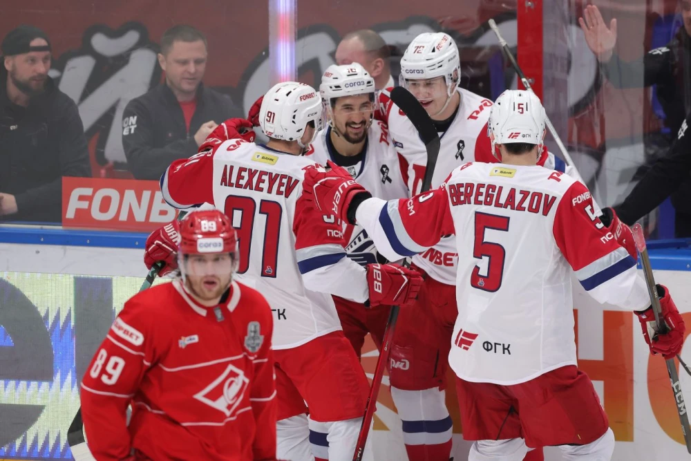 Хоккеисты «Спартака» и «Локомотива» в напряженной борьбе за шайбу во время матча плей-офф КХЛ сезона 2025-2026