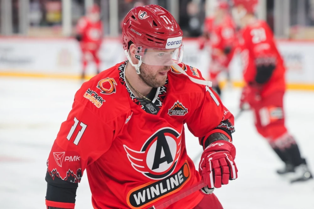 Хоккейные клюшки на льду перед матчем плей-офф КХЛ между «Автомобилистом» и «Салаватом Юлаевым», символизирующие напряженное противостояние