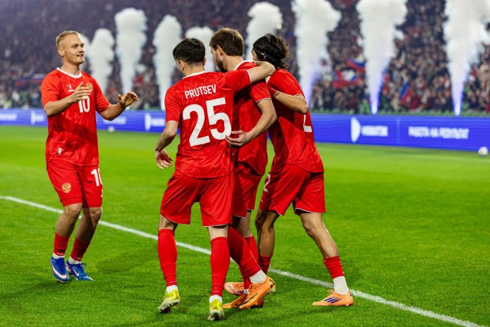 Сборная России против Мали на «Газпром Арене». Футболисты на поле.