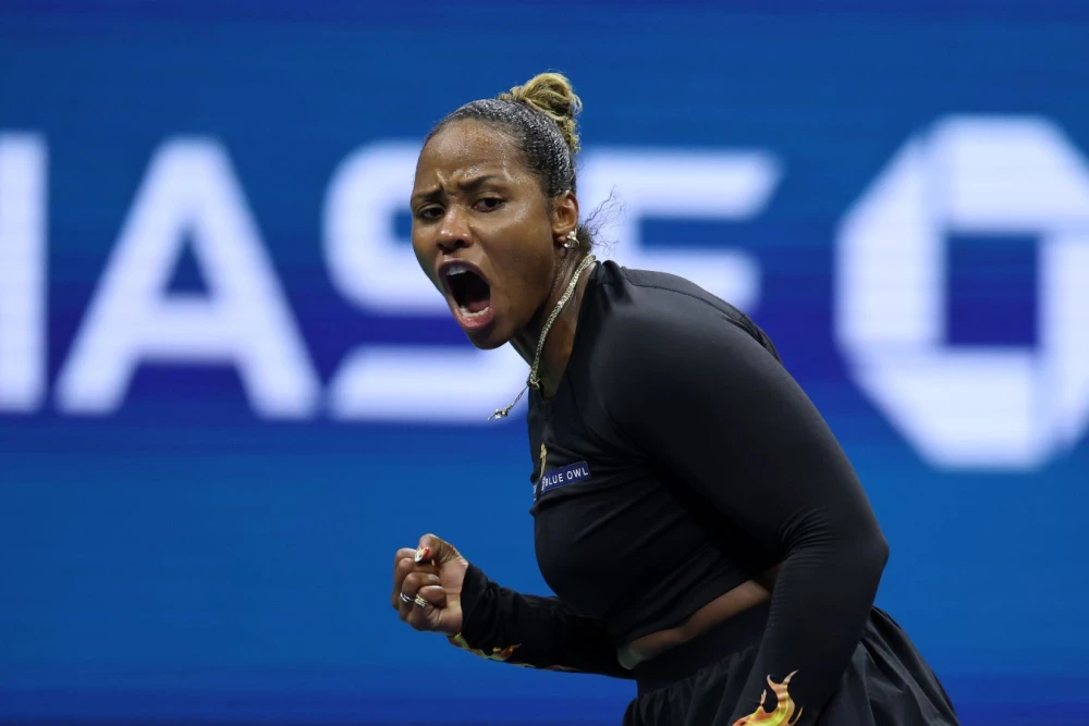 Тэйлор Таунсенд и Катержина Синякова с трофеем WTA-1000 Майами после победы в парном разряде