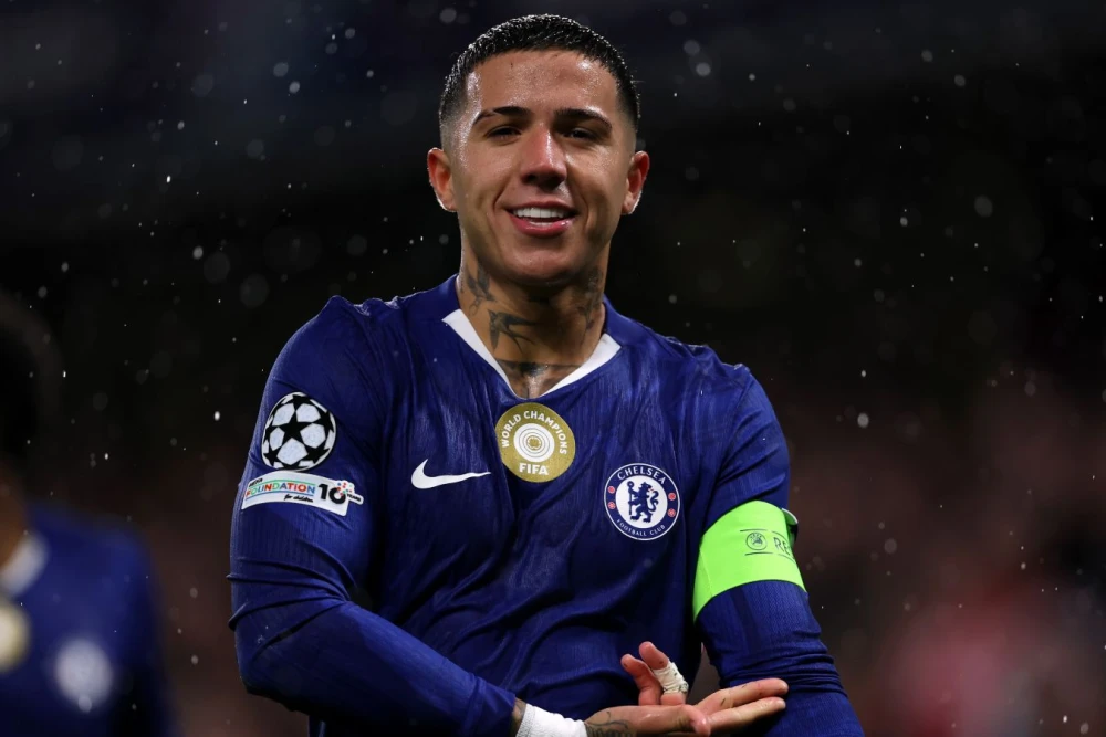 Энцо Фернандес, полузащитник «Челси» и сборной Аргентины, на футбольном поле