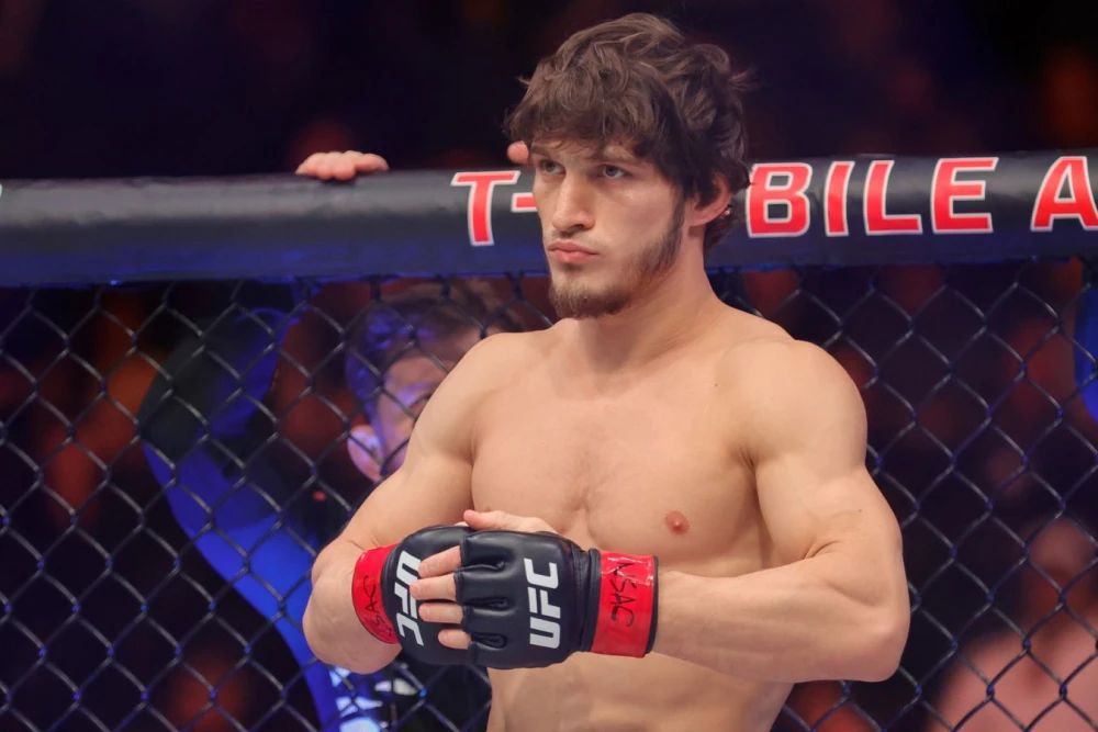 Изображение бойцов UFC Мовсара Евлоева и Исраэля Адесаньи, а также боксеров Мозеса Итаумы и Себастьяна Фундоры, иллюстрирующее главные бои марта 2026 года.