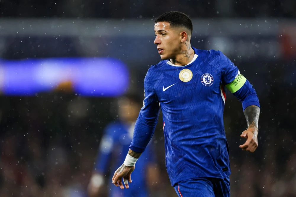 Энцо Фернандес в форме «Челси» после интервью, Лиам Росеньор на пресс-конференции