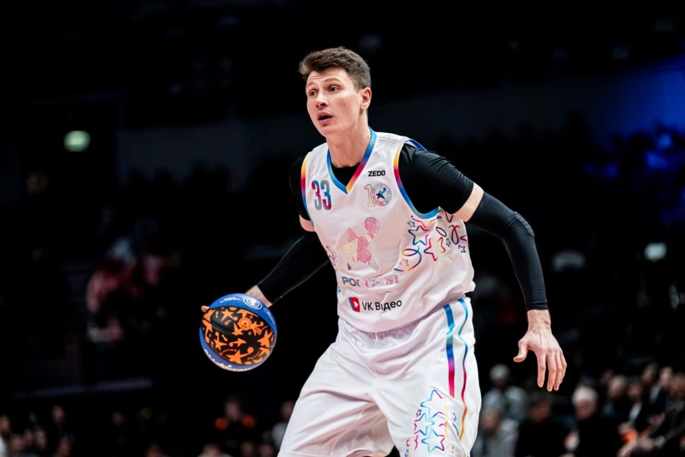 Андрей Воронцевич, форвард баскетбольного клуба «Зенит», празднует свой 100-й матч в сине-бело-голубой форме на баскетбольной площадке.