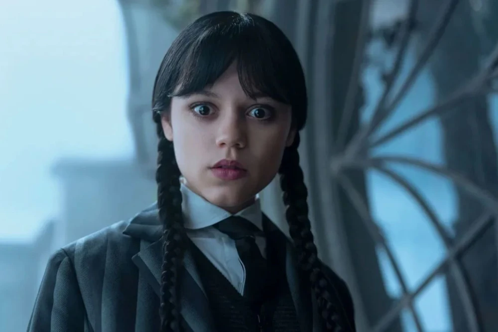 Дженна Ортега в образе Жасмин Башары на Луне в экранизации Артемиды Энди Вейера