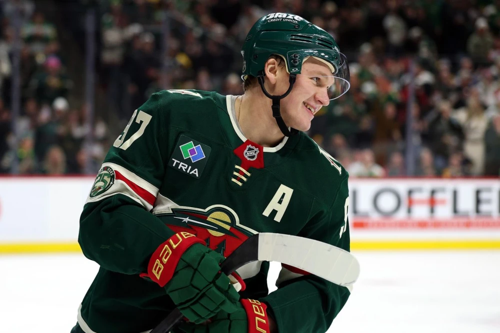 Кирилл Капризов в игровой форме «Миннесоты Уайлд» празднует гол на льду НХЛ