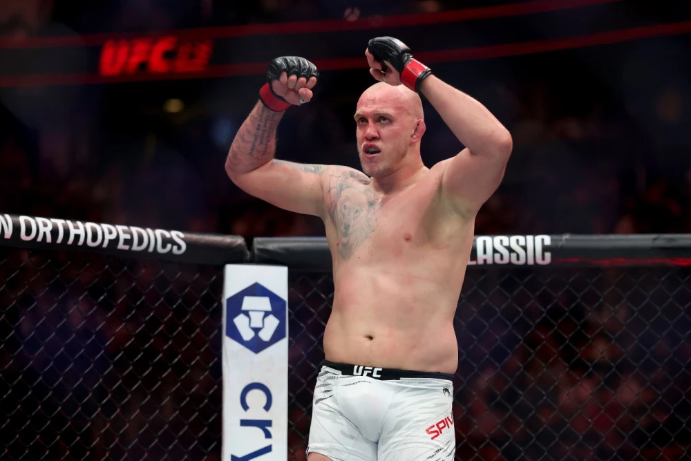 Сергей Спивак в поединке против Анте Делии на турнире UFC Fight Night 267