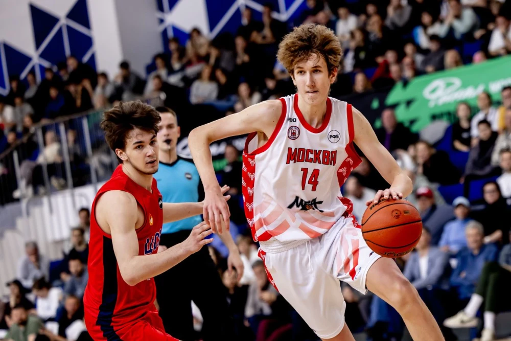 Андрей Кириленко, президент РФБ, на торжественном мероприятии с молодыми баскетболистами перед финалом Первенства России U18