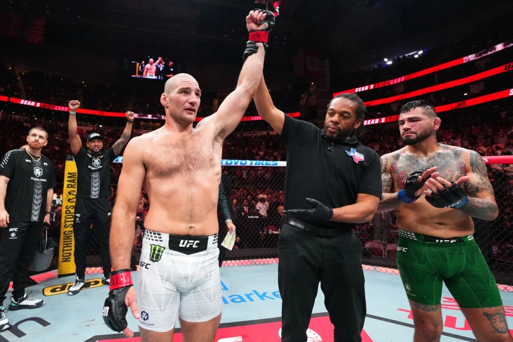 Шон Стрикленд празднует победу над Энтони Эрнандесом на UFC Fight Night 267