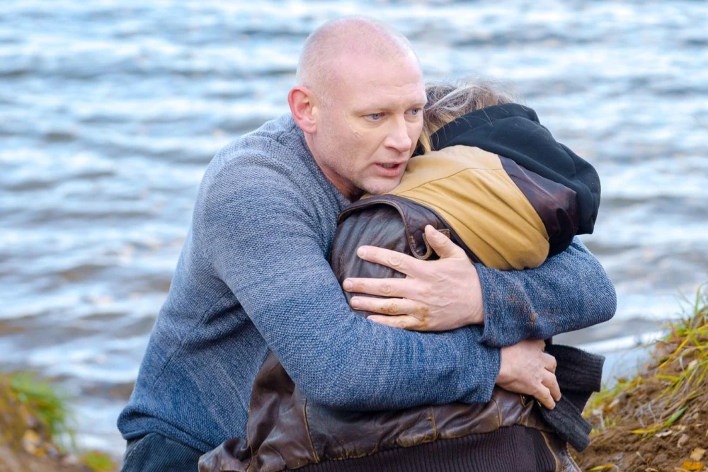 Изображение постера мистического сериала «Зов русалки» с силуэтом девушки в морской воде и детективом на берегу прибрежного города.