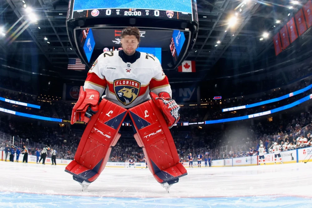 Сергей Бобровский в форме «Флорида Пантерз» во время хоккейного матча НХЛ