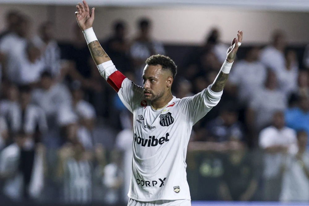 Неймар в игровой форме «Сантоса» на футбольном поле