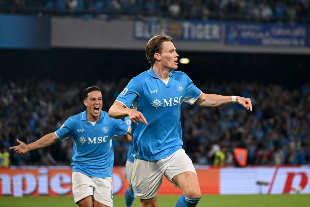 Скотт Мактоминей празднует гол в футболке «Манчестер Юнайтед», демонстрируя свою приверженность клубу