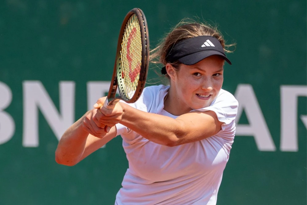 Молодая российская теннисистка Алиса Октябрёва празднует победу на турнире ITF, символизируя успешные выступления российских спортсменов в мировом теннисе.