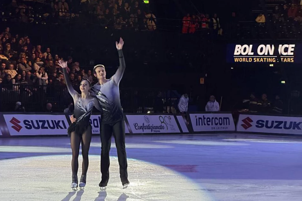 Фигуристы на льду в Болонье