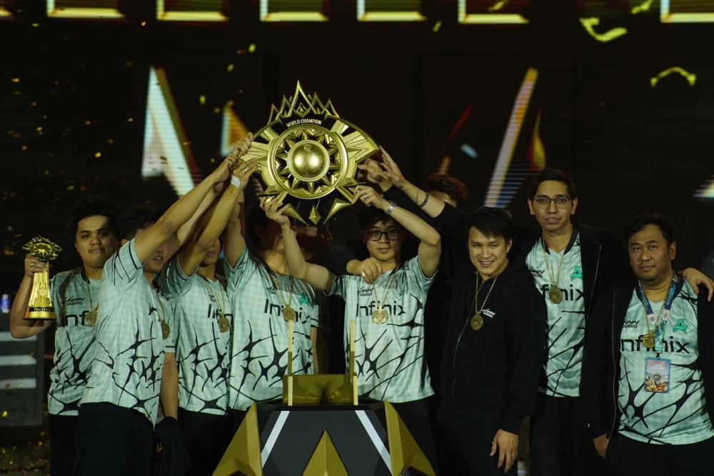 Журналист Никита Пономаренко на стадионе индонезийской команды «Персиджа» с плакатом «Please Trial me Persija», после того как его видео с чеканкой мяча завирусилось в соцсетях.