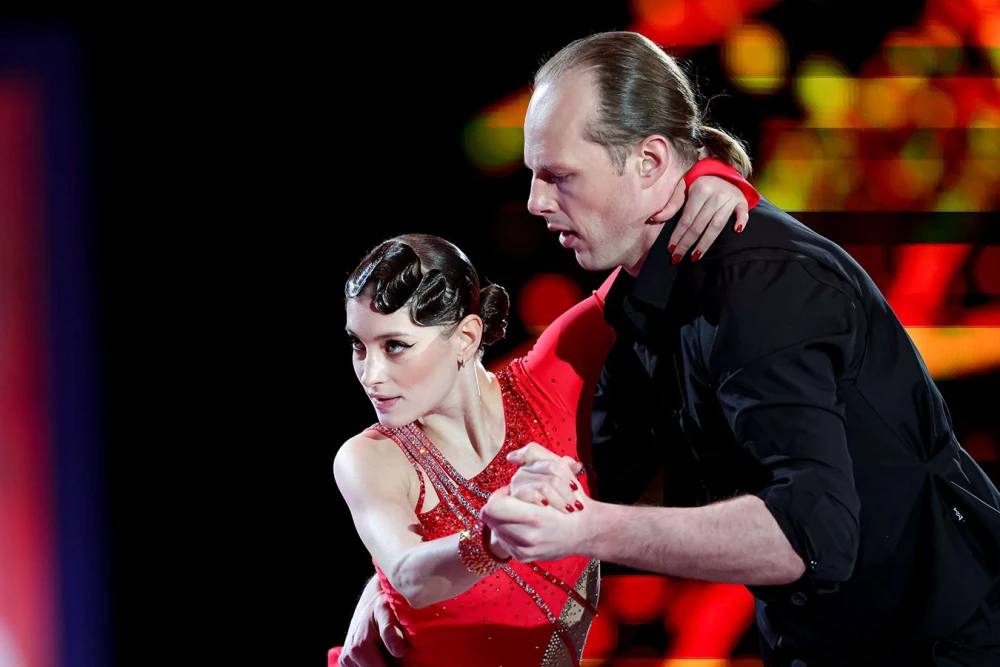 Никита Ушнев и Алёна Косторная в «Ледниковом периоде» на льду