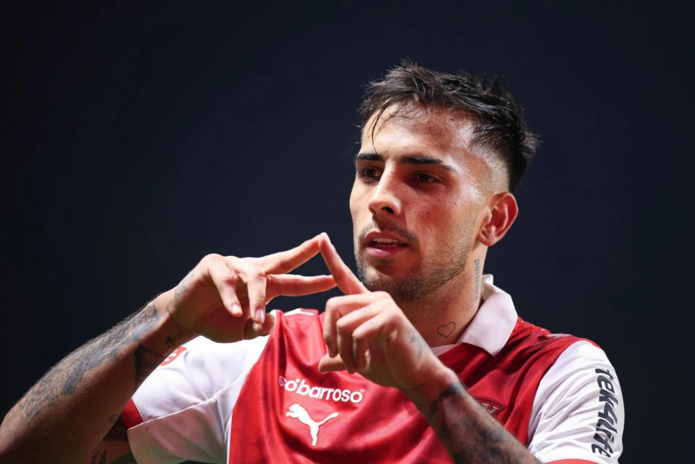 Родриго Саласар в форме футбольного клуба «Брага» на поле