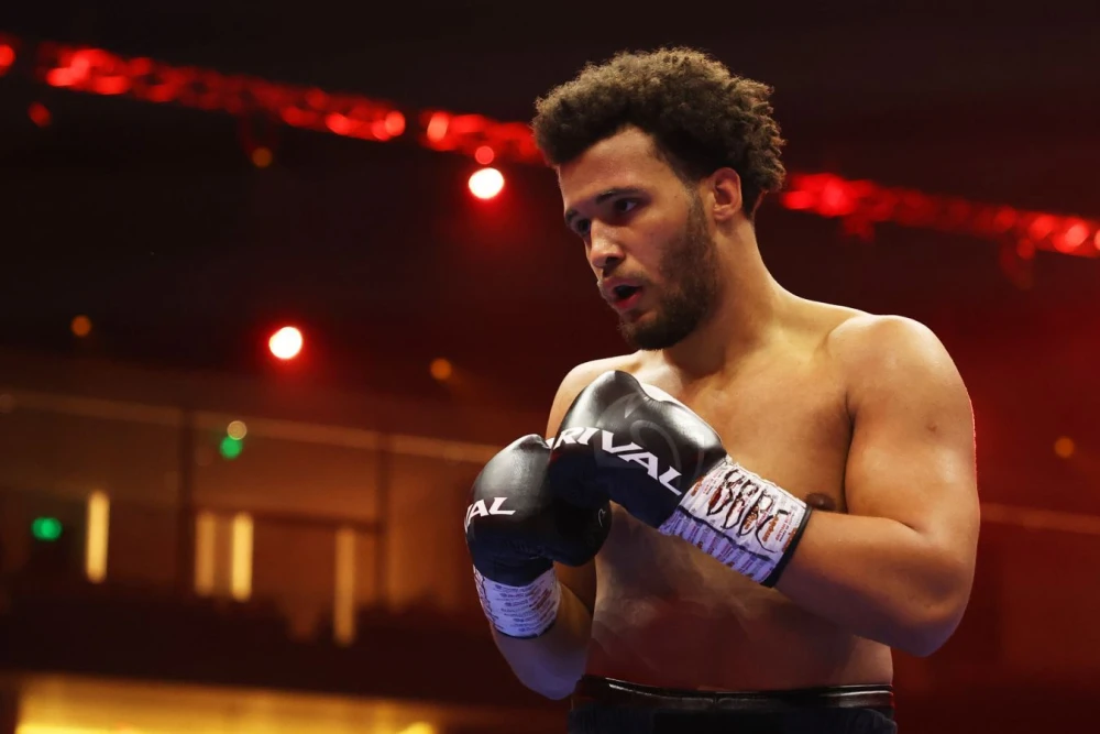 Молодой Мозес Итаума празднует нокаутирующую победу над Джермейном Франклином, его потенциал в тяжелом весе комментирует известный промоутер Александр Красюк