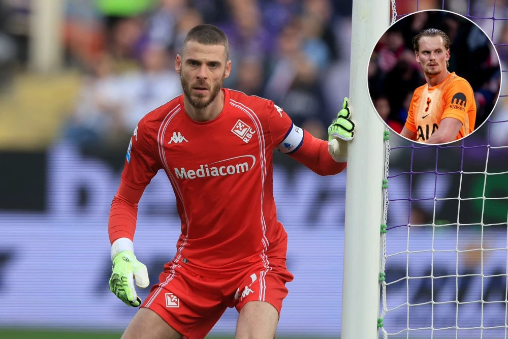 Давид де Хеа утешает вратаря Антонина Кински после пропущенных мячей на футбольном поле