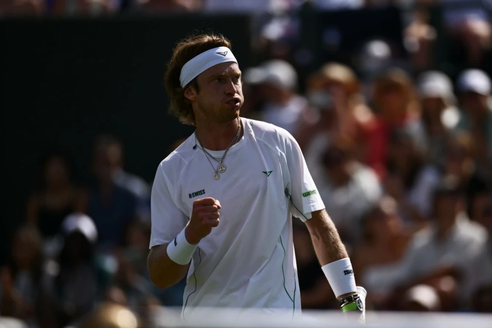 Андрей Рублёв во время матча на теннисном корте в Дохе, сосредоточенный и готовый к удару