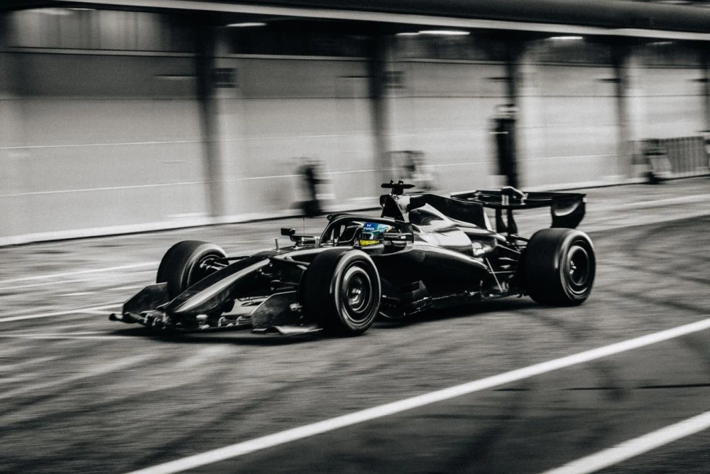 Изображение болида Aston Martin AMR26 с новой ливреей, символизирующее начало эры Эдриана Ньюи в Формуле-1